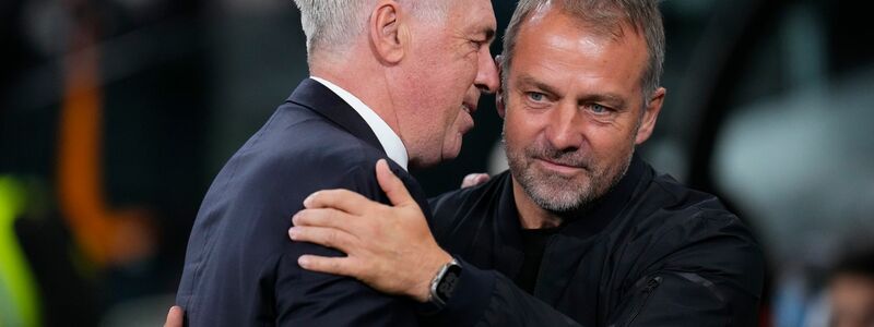 Real-Coach Carlo Ancelotti (l) begrüßt Hansi Flick im Bernabéu. Der Gäste-Trainer freut sich am Ende über einen spektakulären Sieg. - Foto: Manu Fernandez/AP