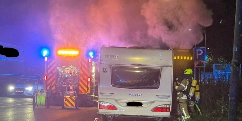 FW Ratingen: Brennender Wohnwagen in den Abendstunden - Foto: presseportal.de