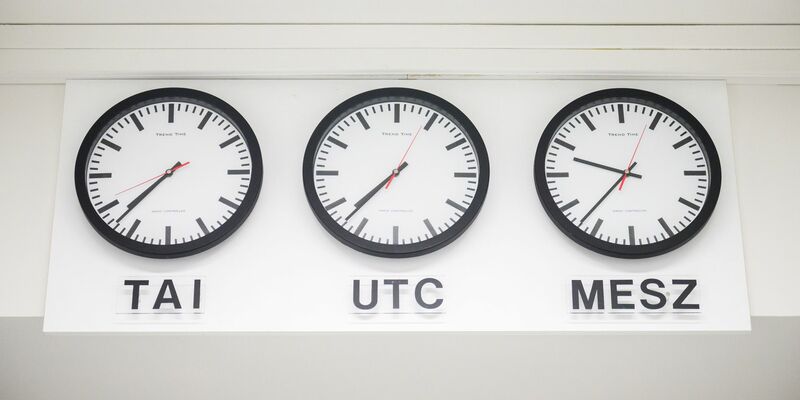 Braunschweiger Experten kümmern sich um das richtige Zeitsignal. In Deutschland gilt bis Ende März wieder Winterzeit. (Foto aktuell) - Foto: Julian Stratenschulte/dpa