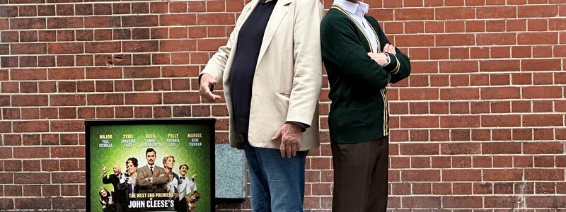 John Cleese (l) bei der Präsentation für sein Theaterstück «Fawlty Towers». (Archivbild) - Foto: Benedikt von Imhoff/dpa