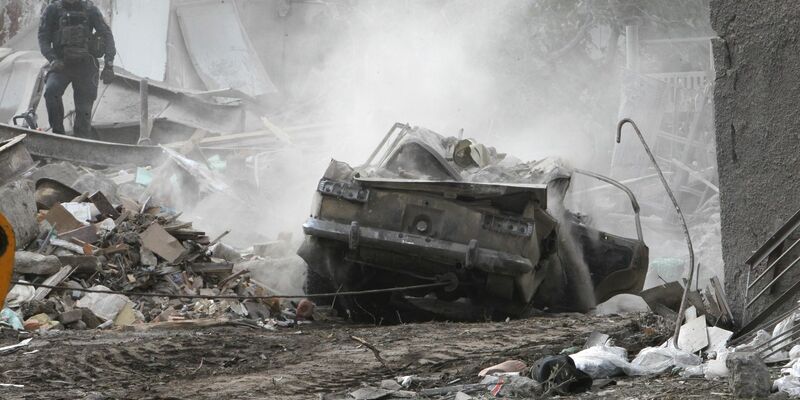 Bei russischen Angriffen mit Raketen und Drohnen werden im ukrainischen Hinterland regelmäßig auch Wohnviertel getroffen. (Archivbild) - Foto: -/Ukrinform/dpa