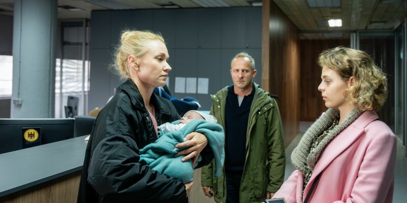 Wegen des Ukraine-Krieges bleibt das Baby für Niclas und Judith länger bei Leihmutter Oksana als geplant. - Foto: Alexander Fischerkoesen/ZDF/dpa