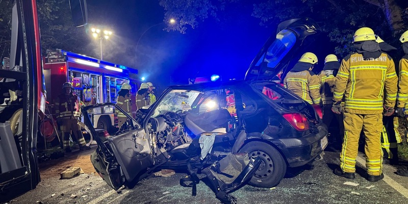 FW Osterholz-Scharm.: Pkw kollidiert frontal mit Linienbus - Foto: presseportal.de