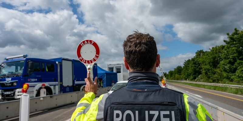 Bundesinnenministerin Nancy Faeser begründete die Anordnung stationärer Kontrollen an allen Landgrenzen ab Mitte September mit irregulärer Migration sowie dem Schutz vor islamistischen Terroristen und grenzüberschreitender Kriminalität. (Archivbild) - Foto: Harald Tittel/dpa
