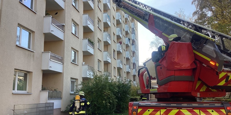 FW-M: Küchenbrand - Familie mit Drehleiter gerettet (Berg am Laim) - Foto: presseportal.de