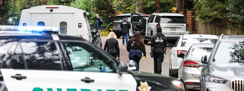 Die Polizei war mit einem Großaufgebot am Tatort in Fall City. - Foto: Kevin Clark/The Seattle Times/AP