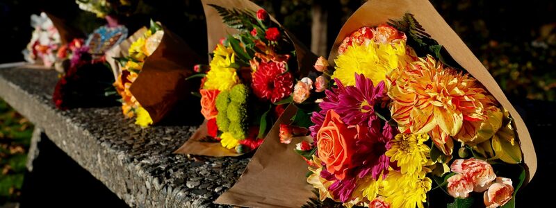 Blumensträuße in einem Park in Fall City. Die Menschen in der Stadt sind fassungslos.  - Foto: Jennifer Buchanan/The Seattle Times/AP