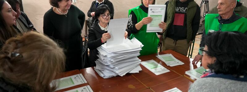 In Georgien haben die Menschen bei der Parlamentswahl über die Zukunft des Landes abgestimmt.  - Foto: Kostya Manenkov/AP/dpa