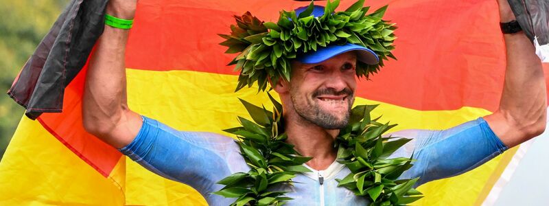 Stolzer Sieger: Patrick Lange gewinnt den Ironman auf Hawaii und jubelt. - Foto: Donald Miralle/IRONMAN/dpa