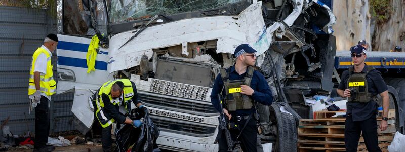 Die israelische Polizei und die Rettungsdienste inspizieren den Ort, an dem ein Lastwagenfahrer eine Bushaltestelle in der Nähe eines Armeestützpunktes gerammt und dabei Dutzende von Menschen verletzt hat. - Foto: Oded Balilty/AP/dpa