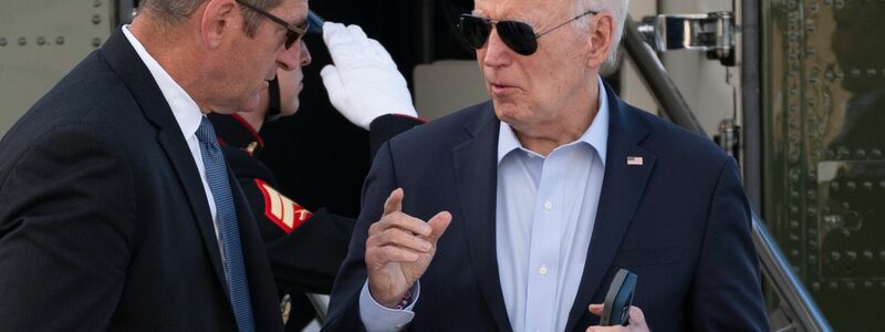 Präsident Joe Biden spricht mit einem Secret Service Agenten, als er mit der Marine One auf der Delaware Air National Guard Base in New Castle, Delaware, ankommt. - Foto: Manuel Balce Ceneta/AP/dpa