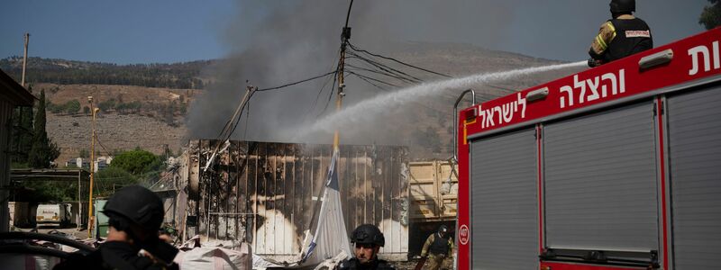 Israelische Feuerwehrleute löschen einen Brand, nachdem eine aus dem Libanon abgefeuerte Rakete im September in den Ort Kiryat Shmona eingeschlagen ist. - Foto: Leo Correa/AP/dpa