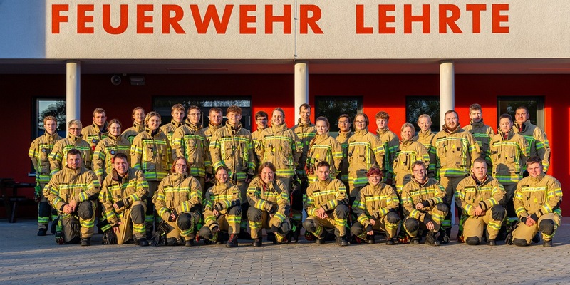 FW Lehrte: Neue Brandschützer im Stadtgebiet Lehrte: 33 Einsatzkräfte qualifizieren sich erfolgreich für den Einsatzdienst - Foto: presseportal.de