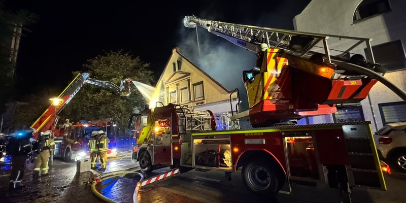 FW Bremerhaven: Dachstuhlbrand in ehemaligem Wohn- und Geschäftsgebäude - Foto: presseportal.de