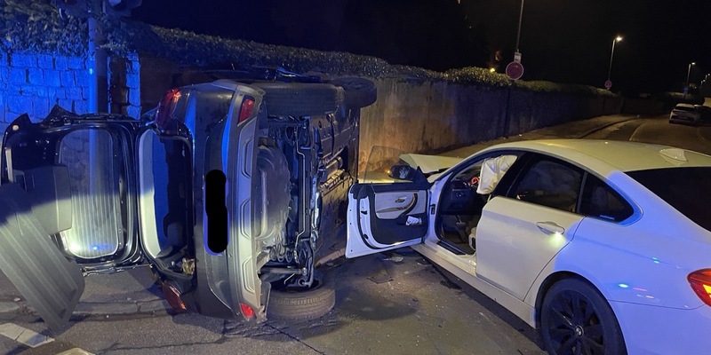 POL-PDTR: Zusammenstoß auf der Kreuzung, Fahrzeug liegt auf der Seite 2 Personen verletzt - Foto: presseportal.de