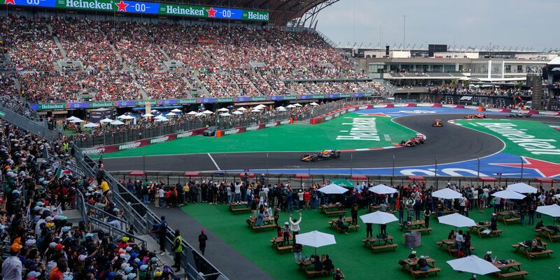 Ferrari-Pilot Carlos Sainz vor Red-Bull-Fahrer Max Verstappen. - Foto: Eduardo Verdugo/AP