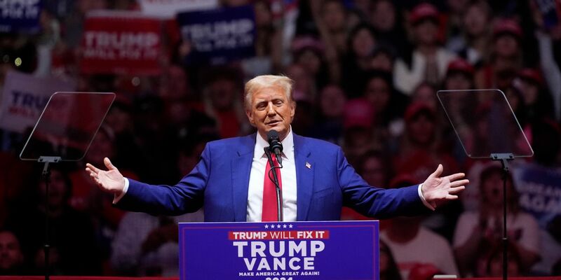 Unterstützung auf der Bühne bekam Trump von Tech-Milliardär Elon Musk. - Foto: Evan Vucci/AP/dpa