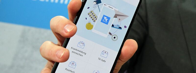 App statt Aktenordner: Mit der elektronischen Patientenakte sollen Versicherte ihre Gesundheitsdaten immer per Smartphone griffbereit haben. (Symbolbild) - Foto: Wolfgang Kumm/dpa