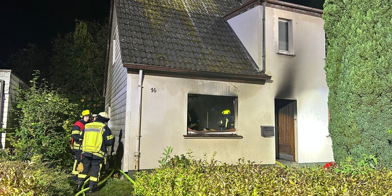 FW Leichlingen: Wohnhausbrand - Doppelhaushälfte nicht mehr bewohnbar - Foto: presseportal.de