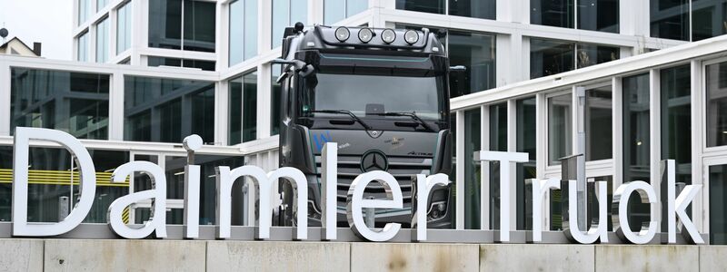 Der Dax-Konzern elektrifiziert seinen Überlandbus. (Archivbild) - Foto: Bernd Weißbrod/dpa