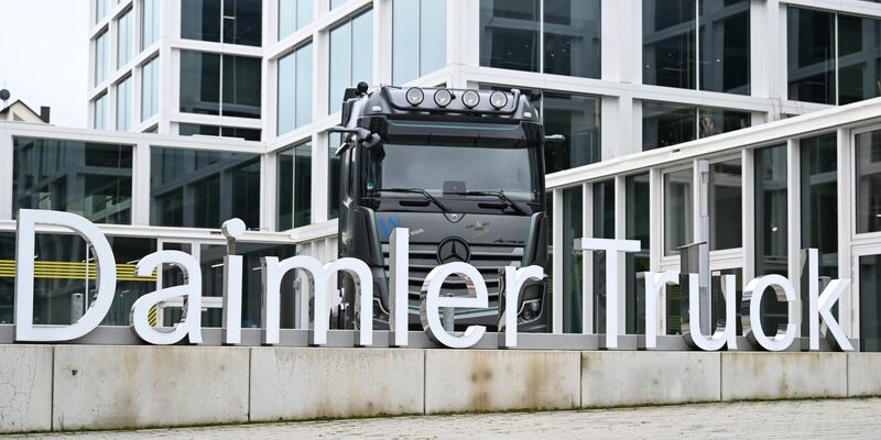 Daimler Truck will die Kosten in Deutschland senken. - Foto: Bernd Weißbrod/dpa