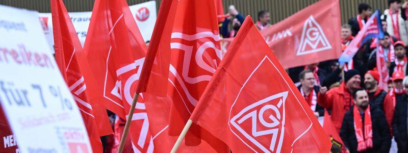 Vor der dritten Verhandlungsrunde beginnt die IG Metall mit Warnstreiks. (Archivbild) - Foto: Bernd Weißbrod/dpa