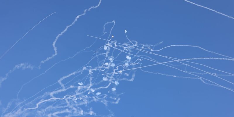 Rauchspuren beim Einsatz eines israelischen Raketenabwehrsystems (Archivbild) - Foto: David Cohen/JINI via XinHua/dpa