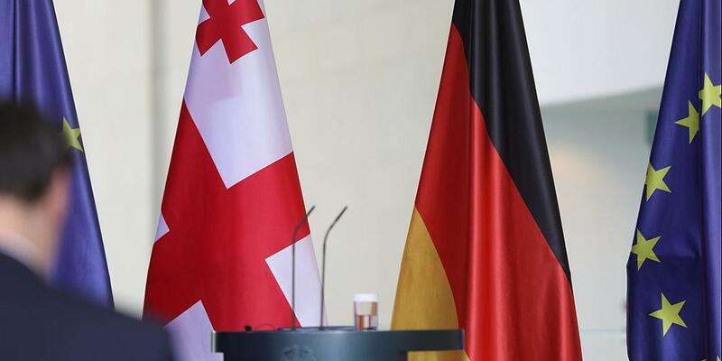 Flaggen von EU, Georgien und Deutschland (Archiv) - Foto: über dts Nachrichtenagentur