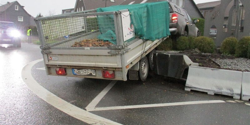 POL-RBK: Odenthal - GelÀndewagen mit AnhÀnger landet im Hochbeet eines Kreisverkehrs - Foto: presseportal.de