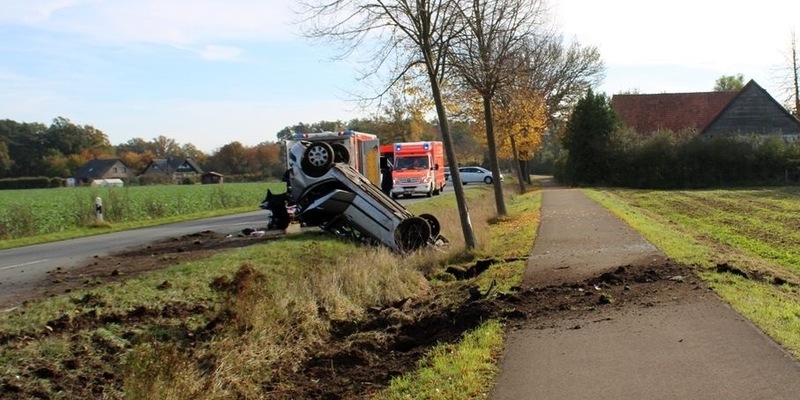 POL-MI: Auto überschlägt sich - Foto: presseportal.de