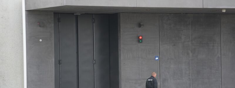 Ein Justizangehöriger vor der JVA Augsburg-Gablingen. Hier hat es wegen eines möglichen Verdachts auf Körperverletzung im Amt einen Polizeieinsatz gegeben. (Archivbild) - Foto: Stefan Puchner/dpa