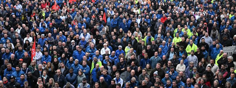 VW will mindestens drei Werke schließen. - Foto: Julian Stratenschulte/dpa-Pool/dpa