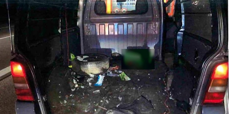 Bundespolizeidirektion München: 20 Personen in einem Mercedes Vito: Schleuser festgenommen - Foto: presseportal.de