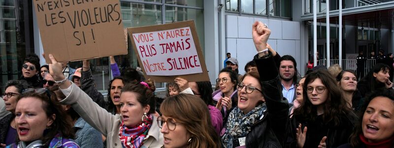 Vor dem Gericht demonstrieren Dutzende Unterstützerinnen der Klägerinnen. - Foto: Louise Delmotte/AP