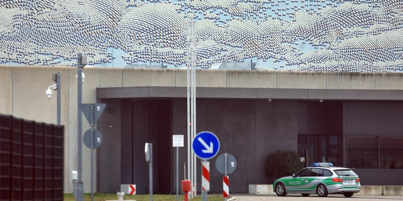 Seit Wochen gibt es Vorwürfe gegen Mitarbeiter im bayerischen Justizvollzug. Die Zahl der Beschuldigten stieg nun auf 17. (Symbolbild) - Foto: Karl-Josef Hildenbrand/dpa