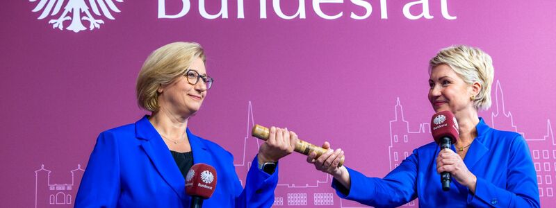 Staffelstabsübergabe: Anke Rehlinger (links) übernimmt von Manuela Schwesig die Bundesratspräsidentschaft. (Archivbild) - Foto: Jens Büttner/dpa