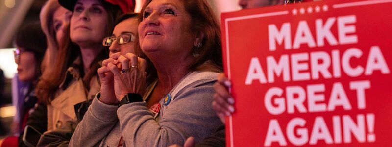 Trump-Fans bei dessen Rede im Madison Square Garden in New York. - Foto: Yuki Iwamura/AP/dpa