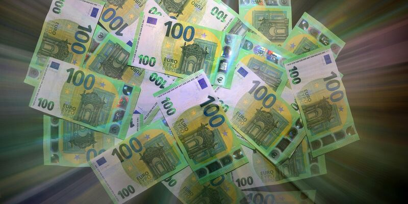 Die Deutschen sparen weiterhin eifrig. - Foto: Karl-Josef Hildenbrand/dpa