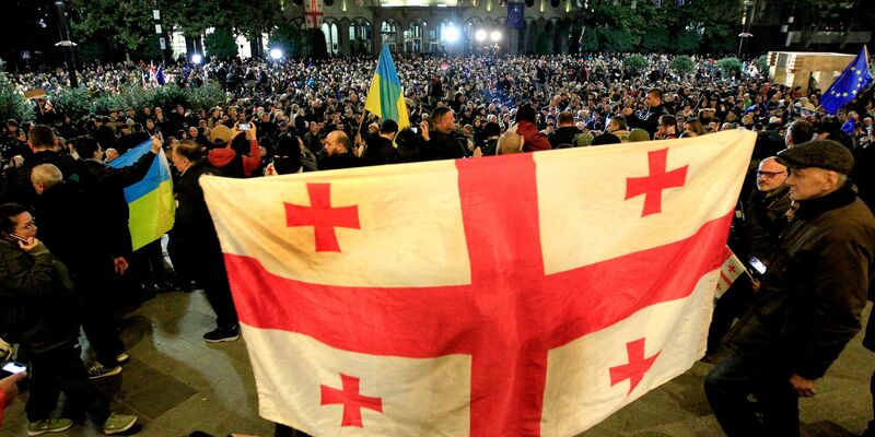 Die georgische Opposition hält das Wahlergebnis für grundsätzlich verfälscht und fordert eine Wahlwiederholung. - Foto: Shakh Aivazov/AP