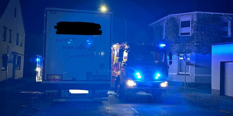 FW Horn-Bad Meinberg: Feuerwehr wird aufgrund Rauchmelder alarmiert - LKW fährt in Einsatzstelle und beschädigt Löschfahrzeug - Foto: presseportal.de