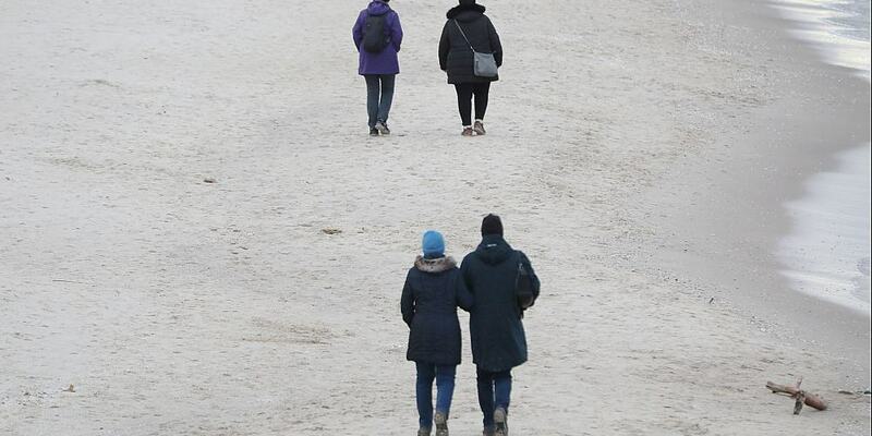 Paare gehen am Strand spazieren - Foto: über dts Nachrichtenagentur