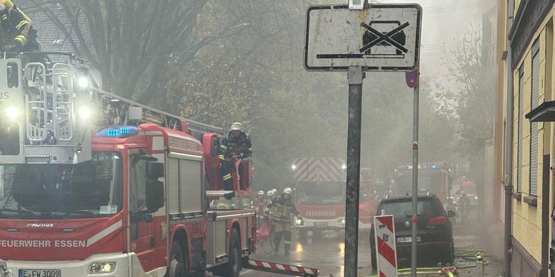 FW-E: Kellerbrand in einem Mehrfamilienhaus - Treppenraum verraucht - Foto: presseportal.de