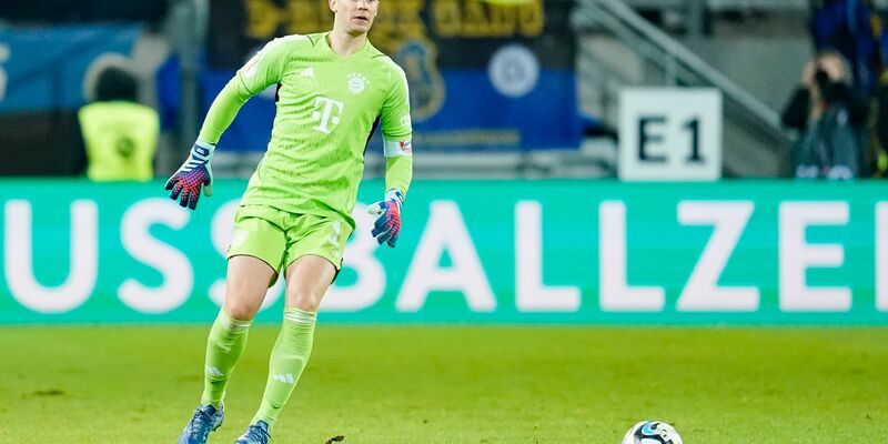 Vor einem Jahr strauchelten die Bayern, hier Manuel Neuer am Ball, auf dem vom Regen aufgeweichten Rasen in Saarbrücken.  - Foto: Uwe Anspach/dpa
