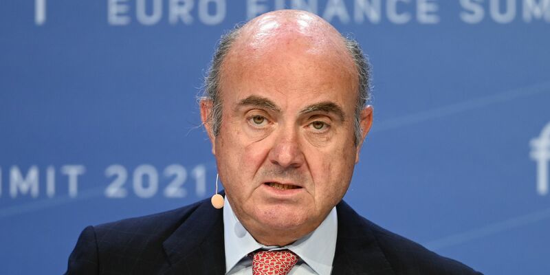 EZB-Vize Luis de Guindo blickt mit Sorge auf die schwache Konjunktur im Euroraum. (Archivbild) - Foto: Arne Dedert/dpa