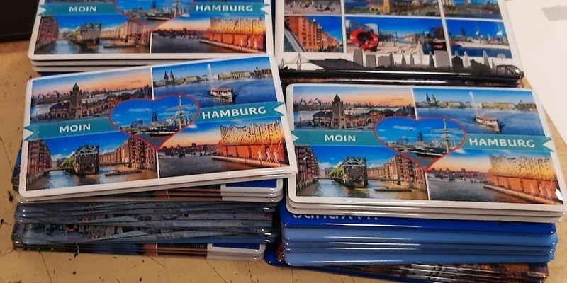 BPOL-HH: Vielleicht ein Hamburg-Fan? Mann entwendet 54 Moin Hamburg Magneten aus einem Geschäft im Bahnhof Hamburg-Altona- - Foto: presseportal.de