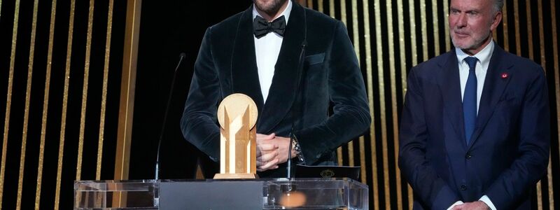 Harry Kane (l) bei der Ballon d'Or-Veranstaltung am Montagabend in Paris, neben ihm der frühere Bayern-Chef Karl-Heinz Rummenigge. - Foto: Michel Euler/AP