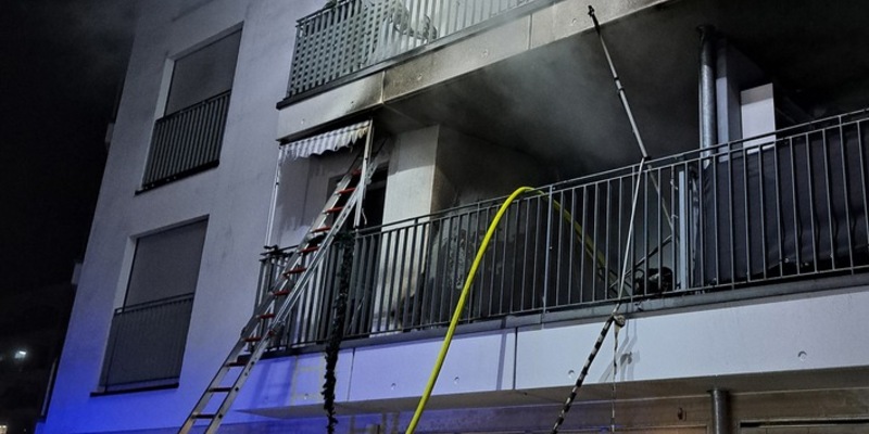 FW-M: Flammen auf dem Balkon (Aubing) - Foto: presseportal.de