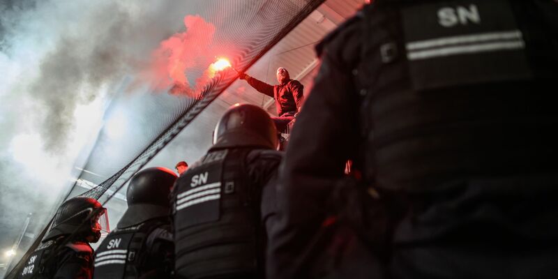Der Missbrauch von Pyrotechnik habe in den ersten drei Spielklassen weiter zugenommen, heißt es im Jahresbericht der ZIS. (Archivbild) - Foto: Robert Michael/dpa