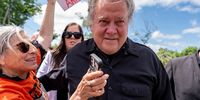 Steve Bannon, Trumps ehemaliger Chef-Stratege, wird Anfang Juli bei Gericht vorstellig, um eine viermonatige Haftstrafe wegen Missachtung des Kongresses anzutreten. - Foto: Julia Nikhinson/AP/dpa