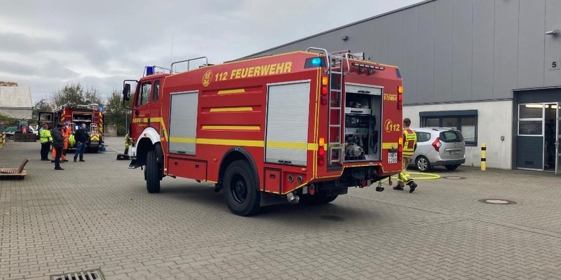 FW Grevenbroich: Feuerwehr löscht Fahrzeugbrand in Halle in Grevenbroich - Foto: presseportal.de